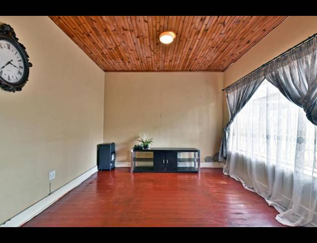 4 BEDROOM HOUSE FOR SALE IN BEZUIDENHOUT VALLEY
